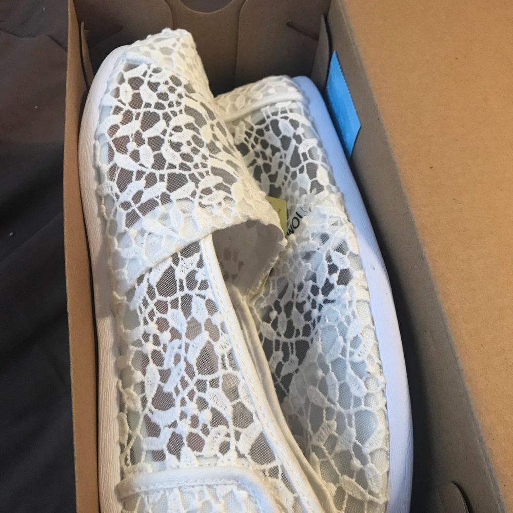 Tom’s white lace shoes